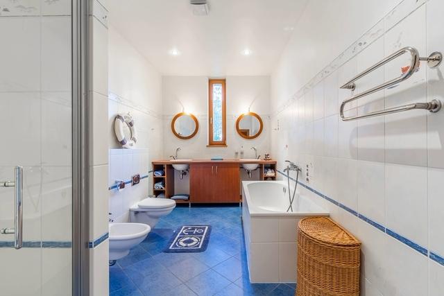 Вилла с видом на море в Юрмале на первой линии.